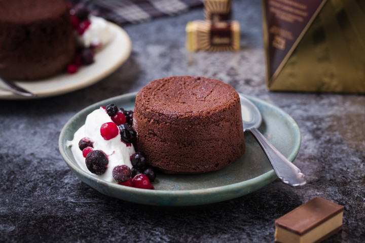 Čokoladni lava cake s Bajaderom